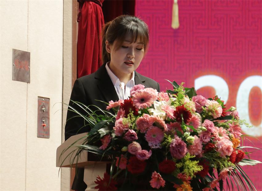 集團(tuán)副總、江蘇樹(shù)恩教育科技有限公司總經(jīng)理郭晏彤同志宣讀《關(guān)于2019年寶潤(rùn)集團(tuán)下達(dá)各校區(qū)招生計(jì)劃的意見(jiàn)》